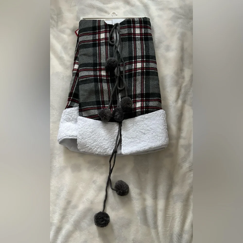 Plaid Holiday Tree Skirt with White Cuff